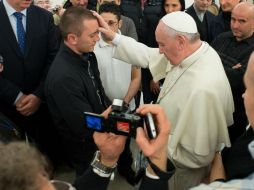 Los detenidos asisten a la catequesis semanal y cuando el Sumo Pontífice se entera de su presencia quiere saludarlos y bendecirlos. AFP /