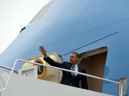 El presidente de lo Estados Unidos, Barack Obama, al momento de subir al avión presidencial Fuerza Aérea Uno con dirección a Toluca. AFP /