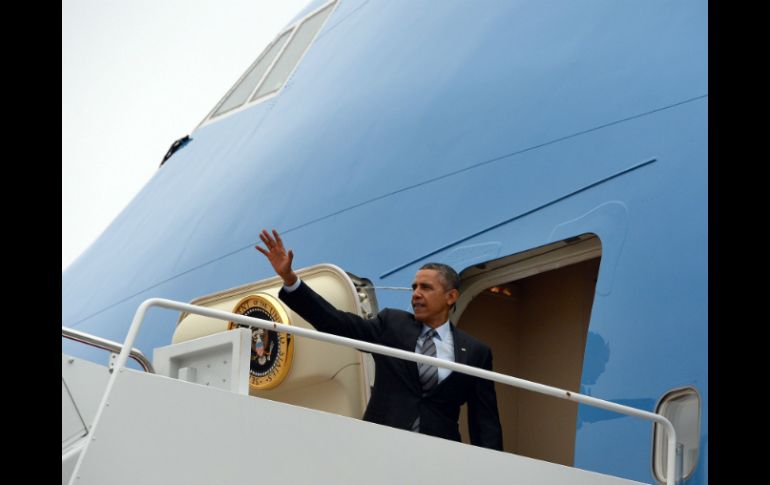 El presidente de lo Estados Unidos, Barack Obama, al momento de subir al avión presidencial Fuerza Aérea Uno con dirección a Toluca. AFP /