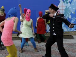 Los cosacos arrancaron los pasamontañas de los rostros de las mujeres con violencia. AP /