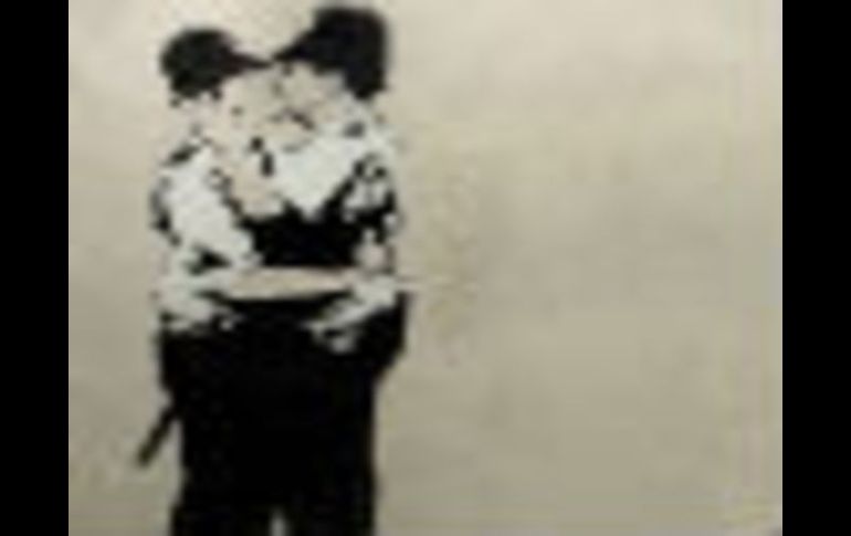 En la icónica obra en blanco y negro, aparecen dos policías británicos besándose. AP /