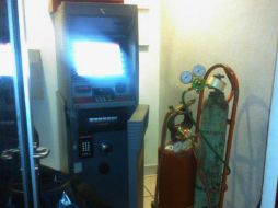 Los dos hombres son sorprendidos al tratar de abrir un cajero automático, en la colonia San Felipe de Jesús.  /