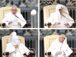El Papa Francisco tuvo que lidiar con un fuerte viento. EFE /
