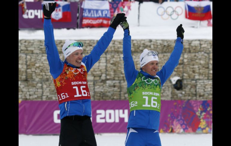 Los finlandeses tuvieron que subirse al podio con cierto descontento de sus rivales. AP /