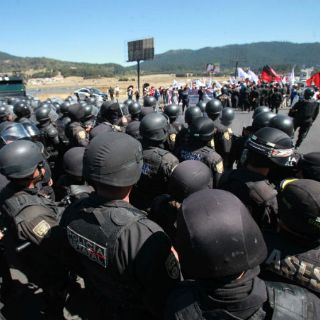 Policías impiden paso a manifestantes en Toluca