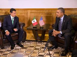Enrique Peña Nieto (i) sostiene una reunión privada con su homólogo estadounidense Barack Obama (d). EFE /