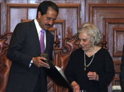 Elena Poniatowska, acompañada por Alfonso Esparza Ortiz, rector de la Benemérita Universidad Autónoma de Puebla. NTX /