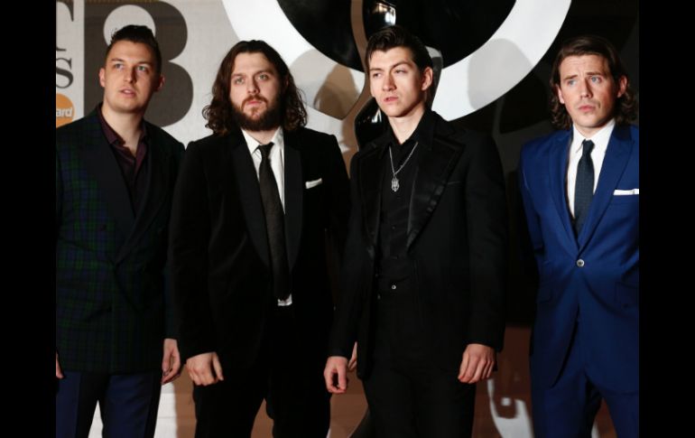 Alex Turner y los otros integrantes de la banda durante la alfombra roja de los premios. AFP /