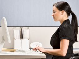 Mantener una postura erguida y con la mirada fija en la actividad que realizas denota interés y concentración. ARCHIVO /