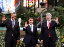 Obama (i), Peña (c) y Harper (d) se toman la foto oficial de la visita en el Cosmovitral Jardín Botánico en Toluca. EFE /