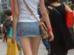 El uso de la minifalda en las mujeres siempre ha denotado sensualidad, es por eso que en algunos lugares su uso está prohibido. ARCHIVO /