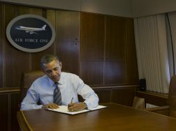 Obama efectuó la firma desde el Air Force One durante su vuelo hacia Toluca. AP /