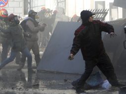 En Ucrania miles de opositores realizan violentas manifestaciones en contra del gobierno. EFE /
