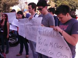 Los estudiantes estuvieron con pancartas en las puertas de la escuela.  /
