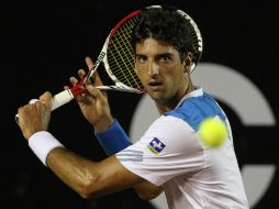 El tenista brasileño Thomaz Bellucci devuelve la bola al argentino Juan Mónaco. EFE /