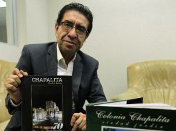 Guillermo Gómez sostiene su obra, que se presentará formalmente este jueves a las 19:00 horas en un hotel de Guadalajara.  /