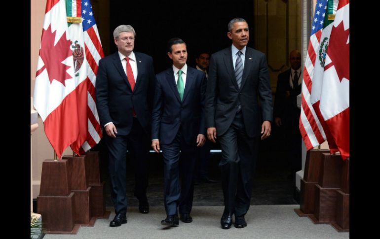 Stephen Harper (i), Enrique Peña Nieto (c) y Barack Obama (d) durante la Cumbre de Líderes de América del Norte. AP /