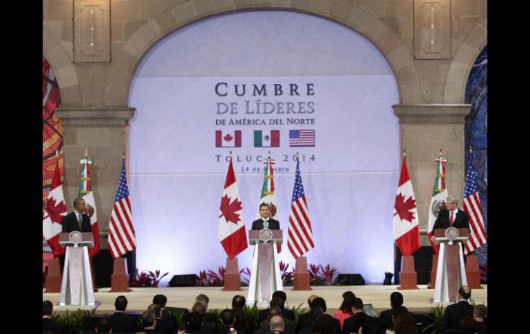 Obama (i), Peña Nieto (c) y Harper (d) ofrecen una conferencia de prensa conjunta luego de su reunión privada. EFE /
