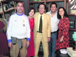 Familia. Samuel el festejado con su esposa Sandra y sus hijos Esteban, Pedro y Kenya.  /