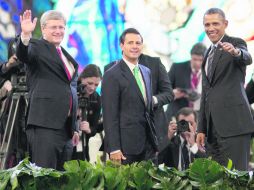 El primer ministro de Canadá, Stephen Harper, el Presidente de México, Enrique Peña Nieto, y el mandatario de EU, Barack Obama. AP /
