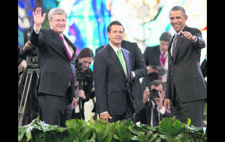 El primer ministro de Canadá, Stephen Harper, el Presidente de México, Enrique Peña Nieto, y el mandatario de EU, Barack Obama. AP /