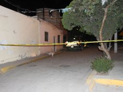 Personal de la FGE arribó al lugar del homicidio para iniciar las investigaciones. ESPECIAL /