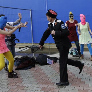 Pussy Riot exhiben golpiza a sus integrantes en videoclip