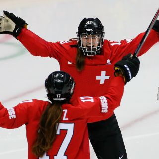 Suiza remonta y consigue el bronce en hockey femenil