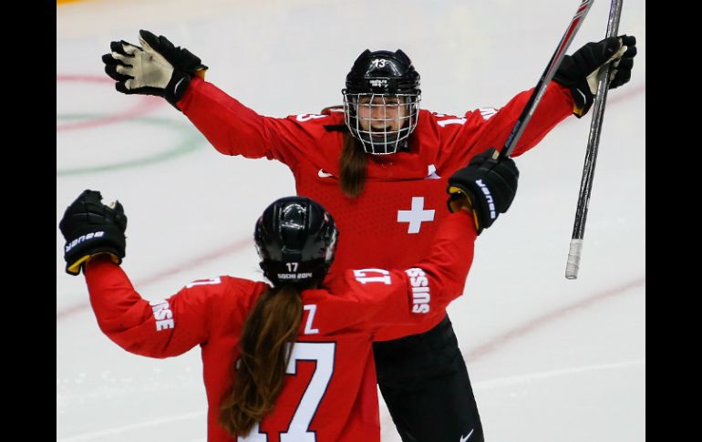 Sara Benz marcó el primer tanto en el tercer periodo para conseguir la presea. AP /