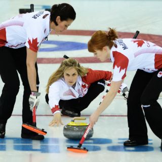 Canadá destrona a Suecia en curling femenil