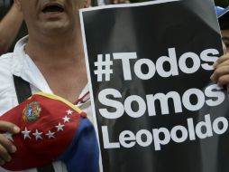 Una simpatizante porta un mensaje a favor de la liberación de Leopoldo López en Caracas. AFP /