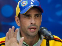 'Los civiles no dan golpes de Estado, los dan los militares', dijo Capriles en rueda de prensa. EFE /