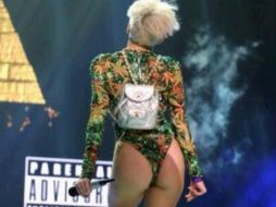 En la imagen aparece de espaldas, con un body que simula hojas de mariguana y que deja al descubierto su trasero. ESPECIAL /