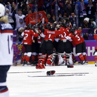 Canadá obtiene épico triunfo en hockey femenil de Sochi