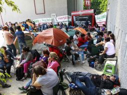Los manifestantes instalaron tres casas de campaña en la entrada principal del edificio.  /