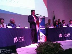 El rector (c) concluyó su mensaje hablando sobre los planes a futuro que se tienen en este centro universitario.  /