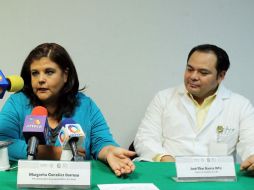 El médico y la madre del menor en rueda de prensa.  /