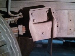 Imagen de la pieza que va sujeta a los muelles desde el chasis a los lados del eje.  /