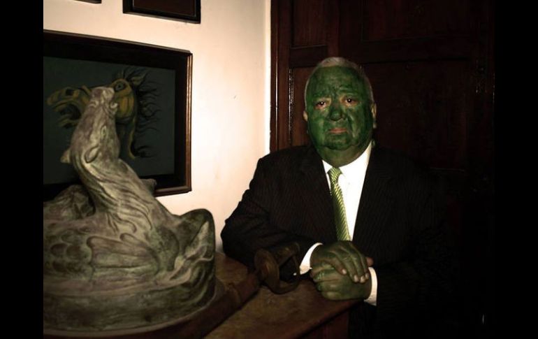 En su cuenta de Facebook, Zamudio publicó una imagen con el rostro y manos pintadas de color verde. ESPECIAL /