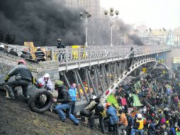 Miles de manifestantes se enfrentaron con autoridades con bombas molotov, piedras y palos. EL INFORMADOR /