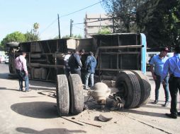 Un camión de la ruta 644-B se volcó ayer en Río Nilo y Revolución, al desprenderse su eje trasero.  /