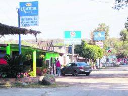 Zona de restaurantes en el ingreso a la delegación de Valencia,a un costado de las vías del tren, en el municipio de Acatlán de Juárez.  /