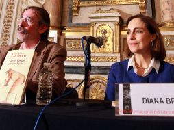 Diana Bracho y José Luis Ibáñez leyeron algunos poemas del libro ''Nuevo álbum de zoología'' en la FILPM. NTX /