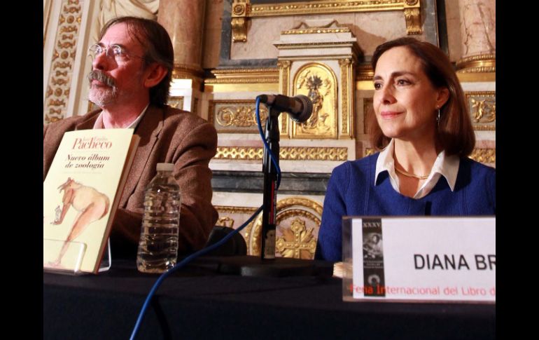 Diana Bracho y José Luis Ibáñez leyeron algunos poemas del libro ''Nuevo álbum de zoología'' en la FILPM. NTX /