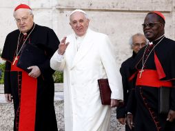 El Papa Francisco conversa con los cardenales mientras se dirigen al Consistorio Extraordinario, en la Ciudad del Vaticano. EFE /