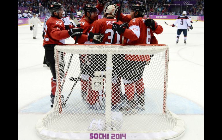 En un duelo cerrado, los actuales campeones se impusieron a sus vecinos. AFP /