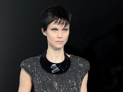 El pelo negro con corte masculino y descuidado combina perfectamente con la mirada oscura y profunda de las modelos. EFE /