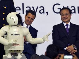 Durante el acto, Peña Nieto presenció las diversas habilidades de un robot humanoide llamado Asimo desarrollado por Honda. AFP /
