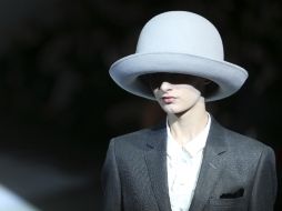 Armani esboza una nueva mujer relajada y vanguardista, con enormes sombreros que casi tapan la mirada. AP /