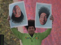Ataviado con su característica bata verde y su cabello alborotado, Paul Zaloom hace su aparición en el escenario. SUN /